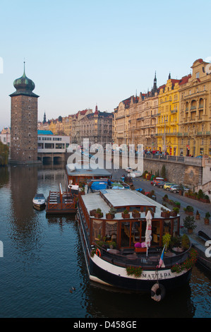 Vltava Flußdamm vor Masarykovo Nabrezi am Flussufer Straße mit Šítkovská Vez Wasserturm Neustadt Prag CR Stockfoto