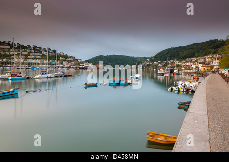 Kingswear Dorf und einem Boote an der Mündung des Flusses Dart in Dartmouth, Devon, England, Vereinigtes Königreich, Europa Stockfoto