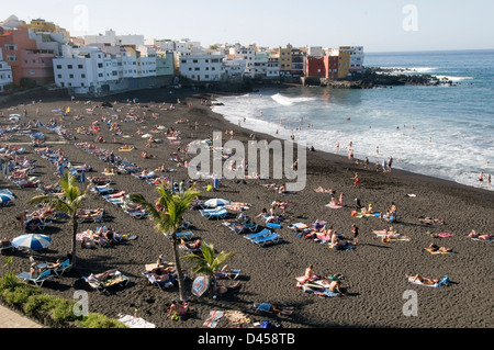 Puerto Cruz Teneriffa Strand Strände schwarzen Sand vulkanischen Kanarischen Inseln Kanaren Inseln Touristen Tourismus Sonnenanbeter ein Sonnenbad im h Stockfoto