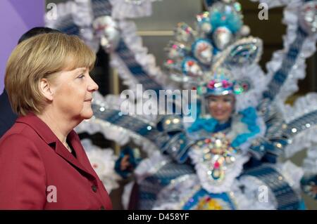 Berlin, Deutschland. 5. März 2013. Deutsche Bundeskanzlerin Angela Merkel (L) geht vorbei an einem indonesischen Tänzer vor der Eröffnungsfeier der ITB-Berlin in Berlin, Deutschland, 5. März 2013. Der Tourismus-Messe ist geöffnet von 06 bis 10. März 2013 und das diesjährige Partnerland ist Indonesien. Foto: SOEREN STACHE/Dpa/Alamy Live News Stockfoto