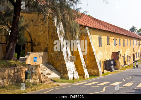 DIE NIEDERLÄNDISCHE GEBÄUDE, DAS JETZT DAS MARITIME MUSEUM UND DIE STRAßE FÜHRT BIS AUF DIE ALTEN HOLLÄNDISCHEN TOR FORT GALLE SRI LANKA Stockfoto