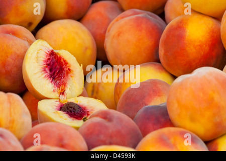 Frische reife Pfirsiche in A Street Market. Stockfoto