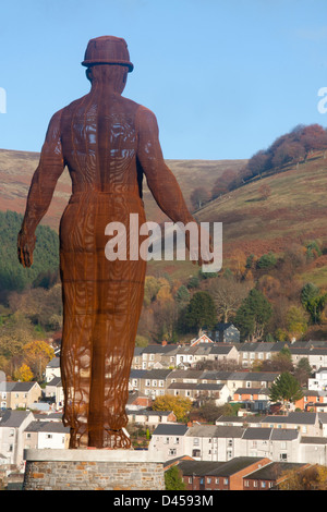 Sebastian Boyesen Wächter Skulptur zum Gedenken an die sechs Glocken 1960 Grubenunglück Abertillery oder Gwent Wales UK Stockfoto