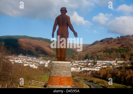 Sebastian Boyesen Wächter Skulptur zum Gedenken an die sechs Glocken 1960 Grubenunglück Abertillery oder Gwent Wales UK Stockfoto