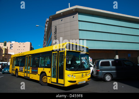 Verkehr vor Hiperdino Supermarkt Triana Viertel Las Palmas de Gran Canaria Stadt Insel Gran Canaria Spanien Stockfoto