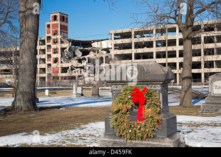 Detroit, Michigan - Gräber in lutherischen Friedhof neben dem verlassenen Packard Werk, das im Jahr 1958 geschlossen. Stockfoto