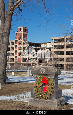 Detroit, Michigan - Gräber in lutherischen Friedhof neben dem verlassenen Packard Werk, das im Jahr 1958 geschlossen. Stockfoto