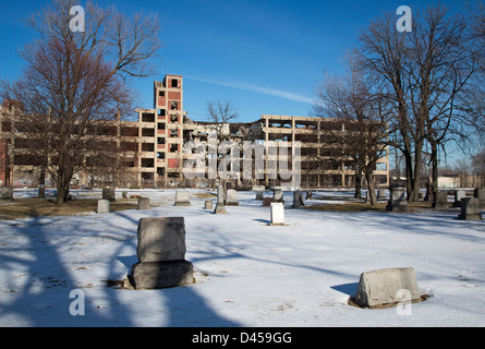 Detroit, Michigan - Gräber in lutherischen Friedhof neben dem verlassenen Packard Werk, das im Jahr 1958 geschlossen. Stockfoto