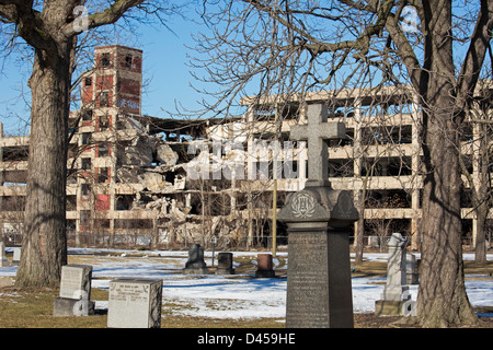 Detroit, Michigan - Gräber in lutherischen Friedhof neben dem verlassenen Packard Werk, das im Jahr 1958 geschlossen. Stockfoto