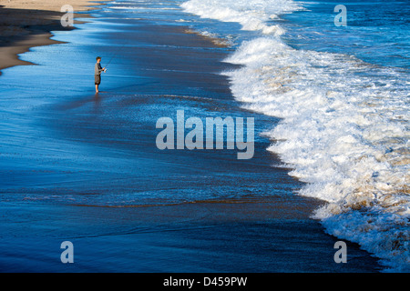 Ein Fischer am Strand in Watch Hill, Rhode Island. Stockfoto