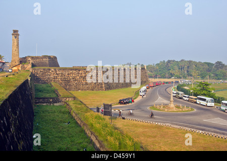 GALLE FORT WÄNDE UND CLOCK TOWER MIT STRAßE DURCH HAUPTTOR Stockfoto