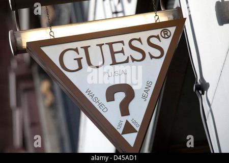 Melden Sie sich für Kleidung Shop Guess. Stockfoto