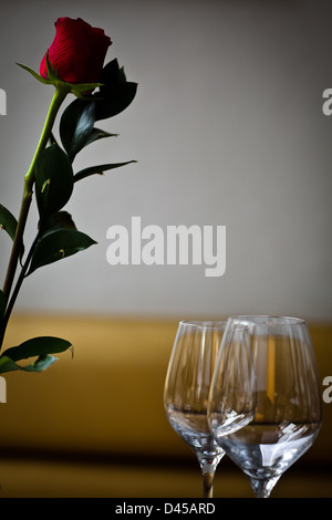 Feines Restaurant Tisch Platz mit zwei Weingläsern und eine rose Stockfoto