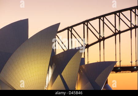 Detail des Sydney Opera House und Harbour Bridge bei Sonnenuntergang / Dämmerung / Dämmerung Sydney New South Wales NSW Australia Stockfoto