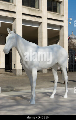 London, UK. 5. März 2013. Eine Größe von einem weißen Pferd Statue wurde in The Mall vor dem Büro des British Council installiert.  Die Statue des britischen Künstlers Mark Wallinger, die noch die £15 m erhöht muss ein 164 ft hohen Pferd außerhalb Ebbsfleet in Kent zu bauen.  Diese Statue ist aus Marmor und Harz gebaut und soll in der Mall für zwei Jahre bleiben nach dem anderen britischen Kunstwerke ausgestellt im Ausland beitreten wird. Bildnachweis: Steven Sheppardson / Alamy Live News Stockfoto