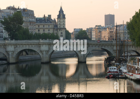 Auf der Suche nach unten am Ufer gegenüber der Pont Neuf bei Sonnenaufgang, Paris, Frankreich Stockfoto
