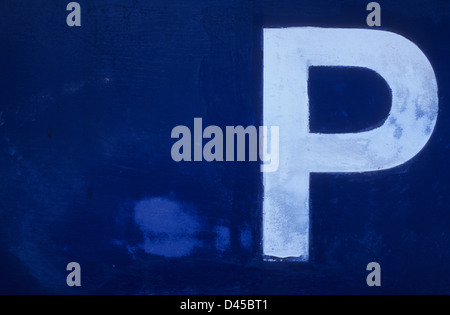 Melden Sie mit lückenhaft dunkel blauer Farbe mit P gemalt in weißen Bedeutung Fläche für Parkplätze Stockfoto