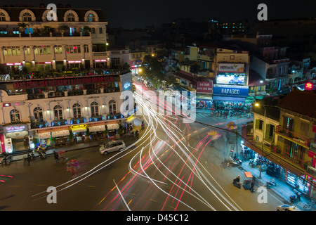 Verkehr in der Nacht, vorbei an der Kreuzung der Cau gehen und hängen Dao in der Altstadt, Hanoi, Vietnam Stockfoto