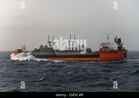 Die Military Sealift Command chartered M/V Tern, die Niederlande Flagge float-/float-off-Schiff, Transite im Indischen Ozean beim Tragen vier Avenger-Klasse meine Gegenmaßnahme Schiffe zu ihren neuen Heimathafen in Manama, Bahrain. Stockfoto