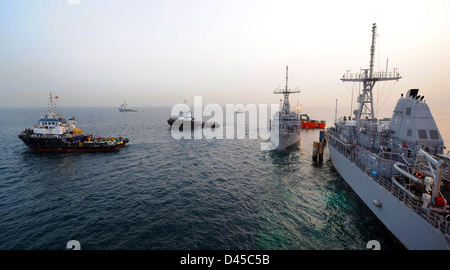 Schlepper ziehen USS Pioneer aus der Military Sealift Command gechartert M/V Tern, ein Schwimmer-Float-ein-/Transportschiff. Stockfoto