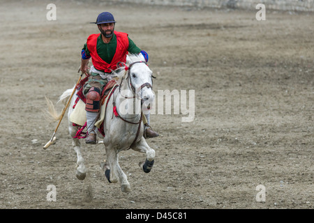 Im Galopp nach der Ball bei einem Polo-Spiel, Chitral, Khyber-Pakhtunkhwa, Pakistan Stockfoto