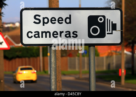 Blitzerwarnung, Warnschild, Aktion, Gatso, Bus Lane Kameras, Rotlichtkameras, Gelbe Anschlussdose, Durchschnittsgeschwindigkeit, Truvelo, Gatso, Intelligente Autobahnen. Stockfoto