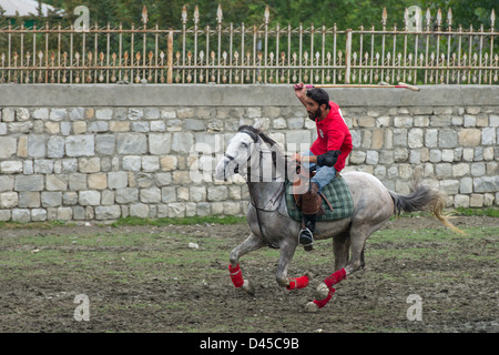 Im Galopp nach der Ball bei einem Polo-Spiel, Chitral, Khyber-Pakhtunkhwa, Pakistan Stockfoto
