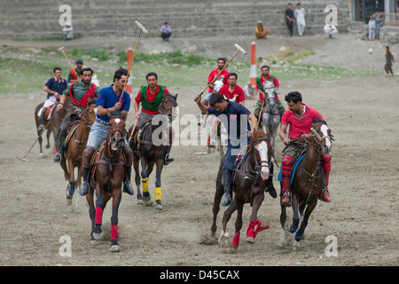 Spieler, eine Gebühr bei einem Polo übereinstimmen, Chitral, Khyber-Pakhtunkhwa, Pakistan Stockfoto