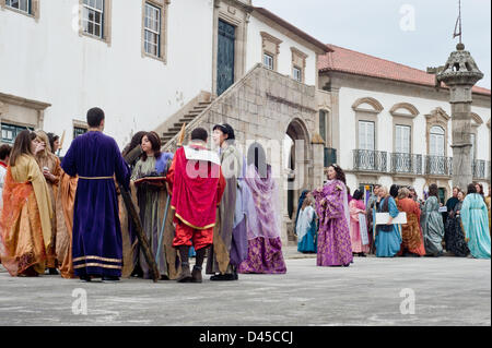 Vila de Conde, Portugal - 3. März 2013: Menschen in traditionellen Kostümen während der Feier des dritten Sonntag der Fastenzeit. Fastenzeit (lateinisch: Quadragesima) ist eine Beachtung im liturgischen Jahr der vielen christlichen Konfessionen, nachhaltig für einen Zeitraum von sechs Wochen bis zum Ostersonntag. Stockfoto