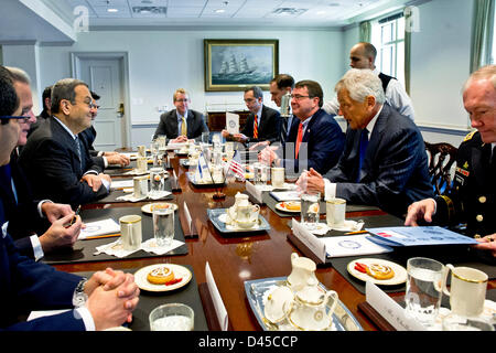 UNS trifft US-Verteidigungsminister Chuck Hagel mit israelischen Minister für Verteidigung Ehud Barak im Pentagon 5. März 2013 in Arlington, VA. Stockfoto