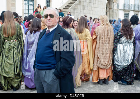 Vila de Conde, Portugal - 3. März 2013: ein Mann posiert für ein Foto vor einer Gruppe von Frauen, gekleidet in traditionellen Kostümen der dritten Sonntag der Fastenzeit zu feiern. Fastenzeit (lateinisch: Quadragesima) ist eine Beachtung im liturgischen Jahr der vielen christlichen Konfessionen, nachhaltig für einen Zeitraum von sechs Wochen bis zum Ostersonntag. Stockfoto