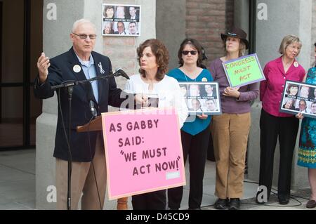 Tucson, Arizona, USA. 5. März 2013.  BILL BADGER, Berufung auf eine überparteiliche Genehmigung der universal Hintergrund prüft für Feuerwaffe Einkäufe als seine Frau SALLY BADGER, sieht ein Opfer von der 8. Januar 2011 Dreharbeiten in Tucson, sprach bei einer Veranstaltung außerhalb des Büros von Tucson, Arizona Senator J. Flake (R -ARIZ) links rechts, auf.  Die Veranstaltung wurde von mehreren Gruppen einschließlich der Tucson Gemeinschaftsausschuß gegen Waffengewalt, Bürgermeister gegen illegale Waffen und The National Coalition, Waffengewalt zu stoppen. (Kredit-Bild: © wird Seberger/ZUMAPRESS.com) Stockfoto