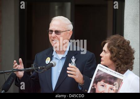 Tucson, Arizona, USA. 5. März 2013.  BILL BADGER, Berufung auf eine überparteiliche Genehmigung der universal Hintergrund prüft für Feuerwaffe Einkäufe als seine Frau SALLY BADGER, sieht ein Opfer von der 8. Januar 2011 Dreharbeiten in Tucson, sprach bei einer Veranstaltung außerhalb des Büros von Tucson, Arizona Senator J. Flake (R -ARIZ) links rechts, auf.  Die Veranstaltung wurde von mehreren Gruppen einschließlich der Tucson Gemeinschaftsausschuß gegen Waffengewalt, Bürgermeister gegen illegale Waffen und The National Coalition, Waffengewalt zu stoppen. (Kredit-Bild: © wird Seberger/ZUMAPRESS.com) Stockfoto