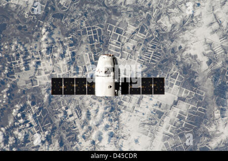 Anzeigen der Annäherung an die internationale Raumstation ISS während des Anfluges SpaceX Dragon-Kapsel, erfassen und Docking-3. März 2013. Die kommerzielle Dragon-Kapsel beginnt seine geplanten drei einwöchigen Aufenthalt im kreisende Raumstation. Stockfoto