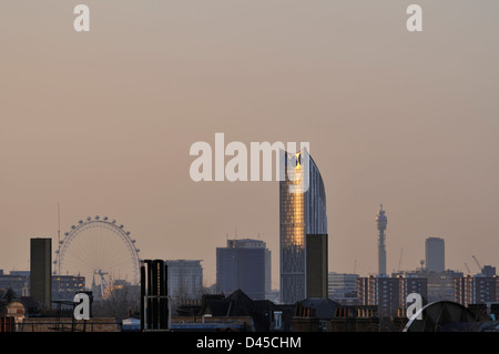 Skyline von London UK in der Dämmerung, von Peckham, South East London, mit Millennium Wheel und PO Turm gesehen Stockfoto