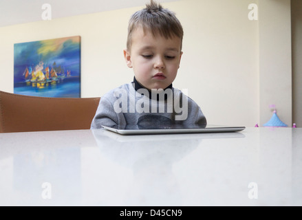 Kleiner Junge mit einem Apple iPad Stockfoto