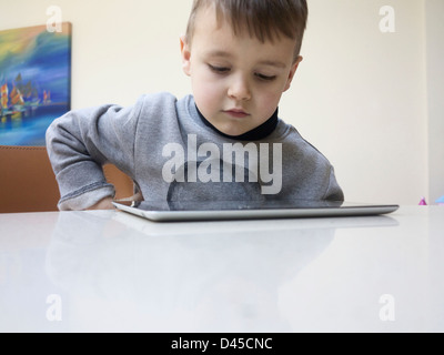 Kleiner Junge mit einem Apple iPad Stockfoto