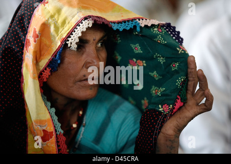 Indische Frau mit Kopftuch. Stockfoto