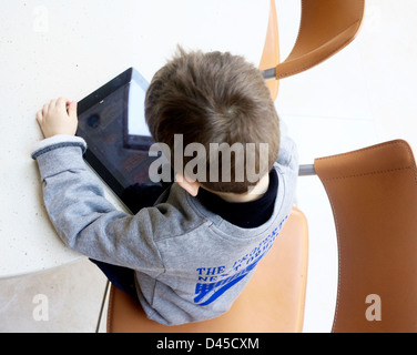 Kleiner Junge mit einem Apple iPad Stockfoto