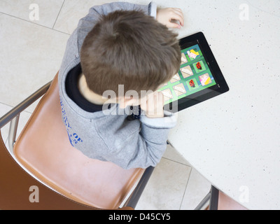 Kleiner Junge mit einem Apple iPad Stockfoto