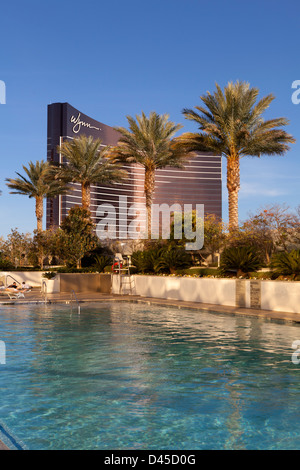 Schwimmbad im Trump International Hotel Wynn Hotel im Hintergrund. Stockfoto