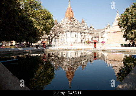 Zwei Mönche zu Fuß legte einen See an der Ananda Pahto Tempel in Bagan. Stockfoto