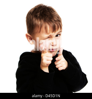 Fünf Jahre alter Junge in einem schwarzen Hoodie Sweatshirt mit fahlen Haut braune Haare und braune Augen vor einem weißen Hintergrund. Stockfoto