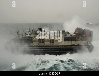 Ein Luftkissen Landungsboot startet aus dem Brunnen-Deck. Stockfoto