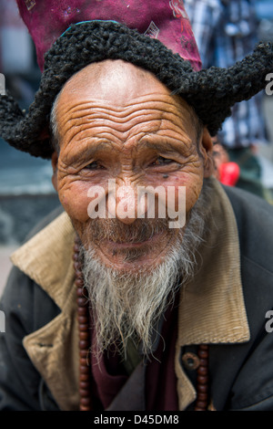 Älterer Mann mit einem dünnen Bart im Main Bazaar, Leh (Ladakh) Jammu & Kaschmir, Indien Stockfoto