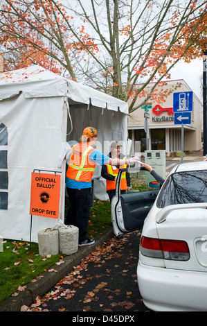 Ein Wähler fällt ab einer Abstimmung zum drop-off-Station in Beaverton, Oregon. Stockfoto