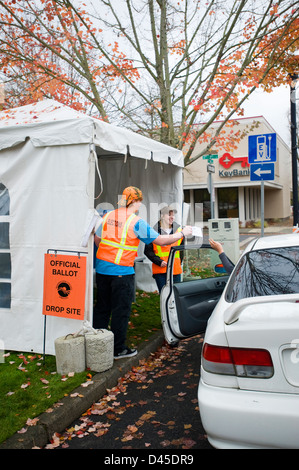 Ein Wähler fällt ab einer Abstimmung zum drop-off-Station in Beaverton, Oregon. Stockfoto