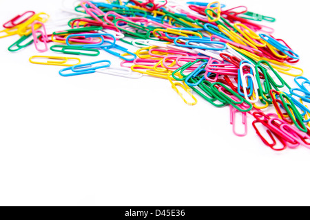 Bunte Büroklammern isoliert auf weißem Hintergrund mit textfreiraum für Ihre Beispieltext Stockfoto