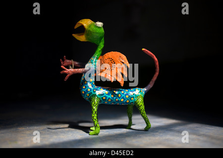 Ein Alebrije, ein fantastisches imaginäre Tier mit Pappmaché gemacht wird in einer mexikanischen Volkskunst Werkstatt angezeigt. Stockfoto