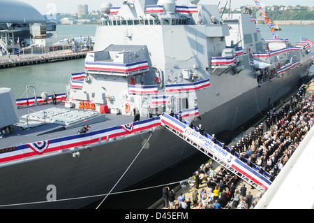 Matrosen führen an Bord USS Michael Murphy. Stockfoto